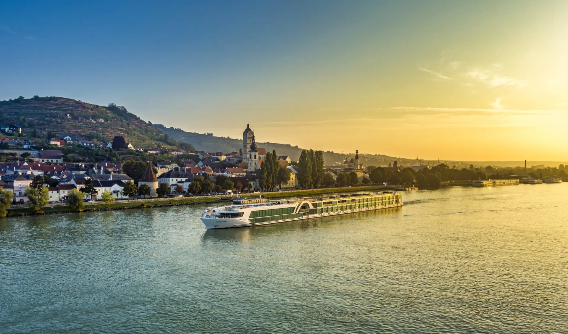 lueftner-cruises-amadeus-cara-outside-view-danube-wachau-sunset-04-2022-martin-skopal-76150